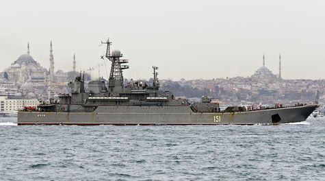 Российский военный корабль проходит Босфор
